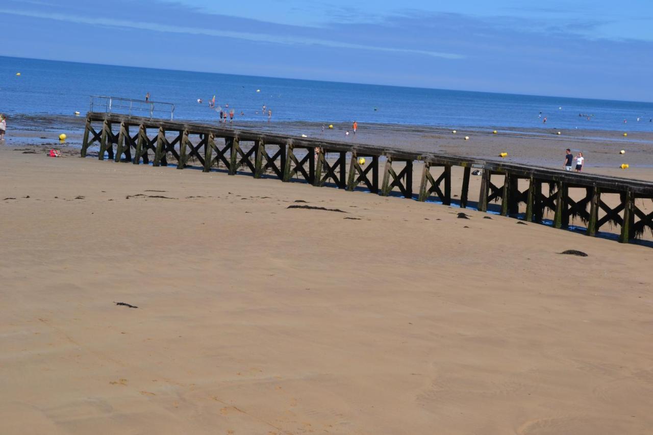 Gite "Au P'Tit Tourois" De Plain-Pied Tout Confort Avec Veranda Proche D'Omaha Beach Et De Bayeux Accueillant Les Animaux Ngoại thất bức ảnh